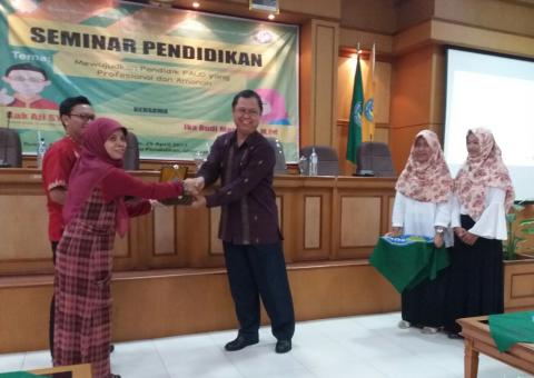 SEMINAR PENDIDIKAN “MEWUJUDKAN PENDIDIK PAUD YANG PROFESIONAL DAN AMANAH”